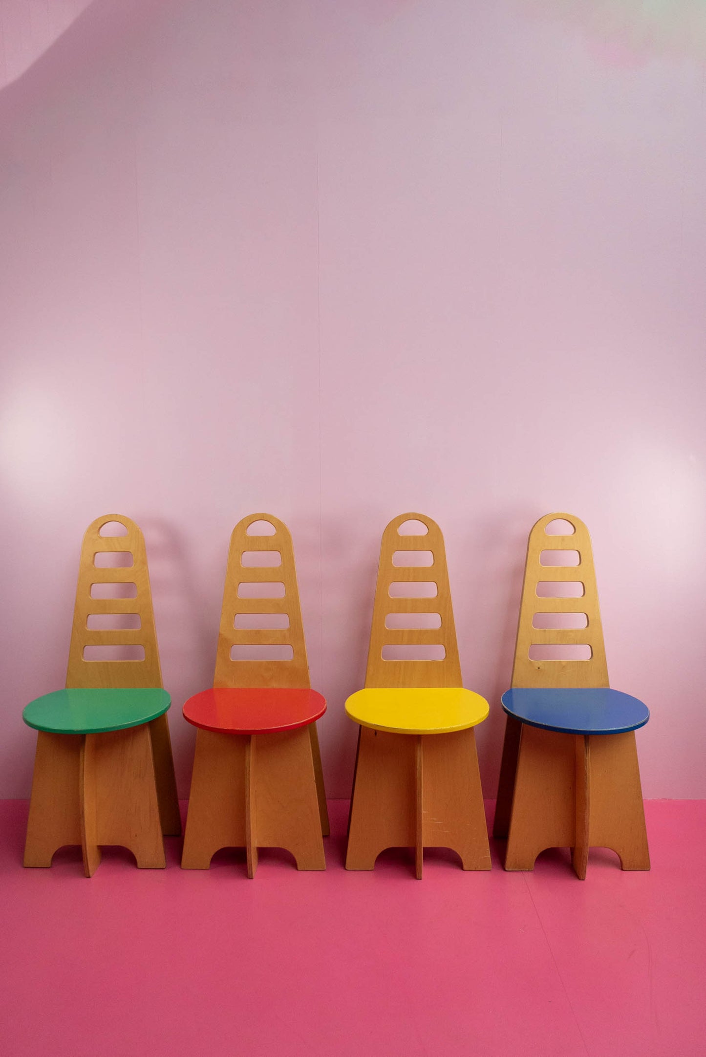 Set van 4 stoelen met gekleurd zitvlak