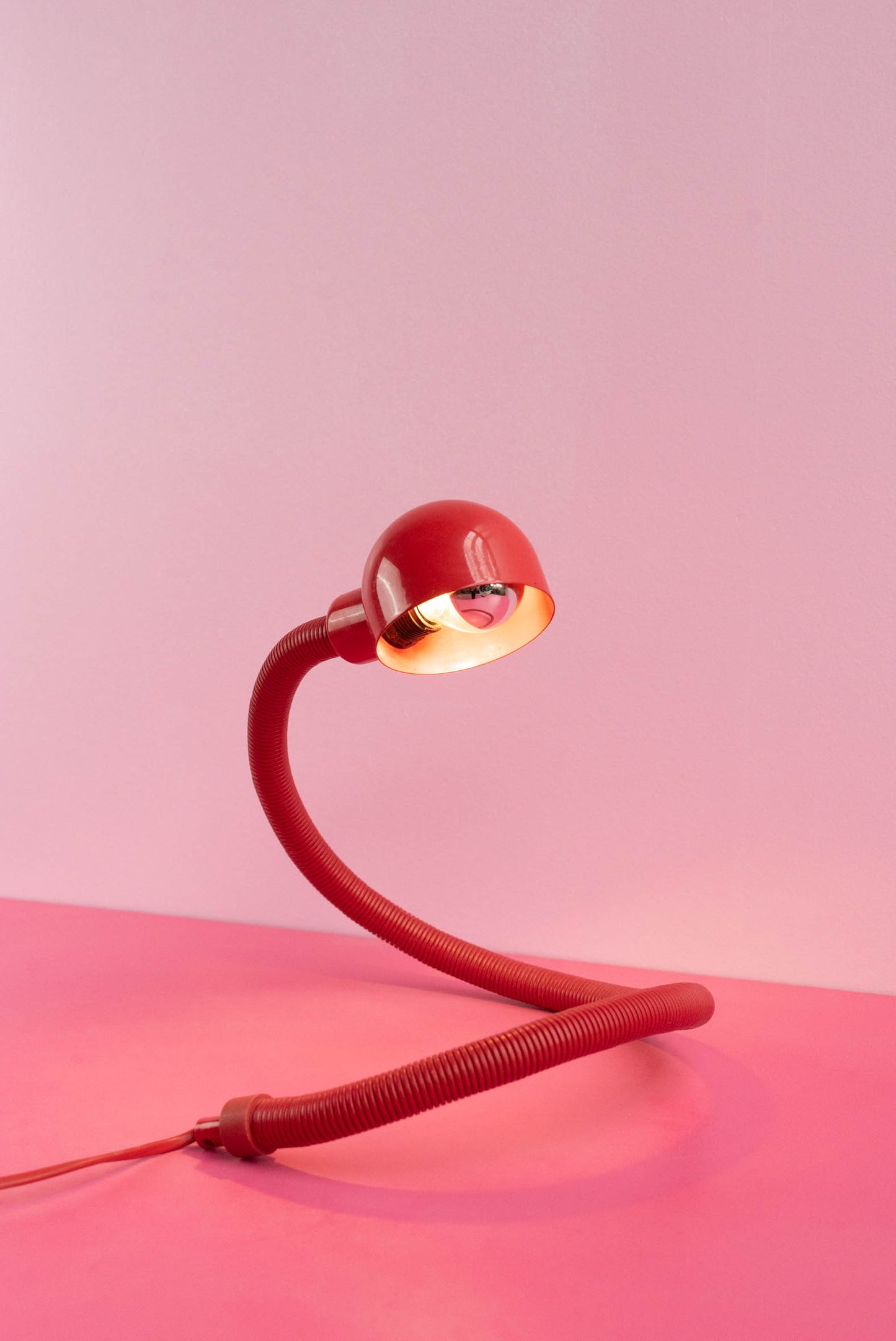 Vintage rode ‘cobra’ tafellamp door ‘Isao Hosoe’ voor ‘Valenti’