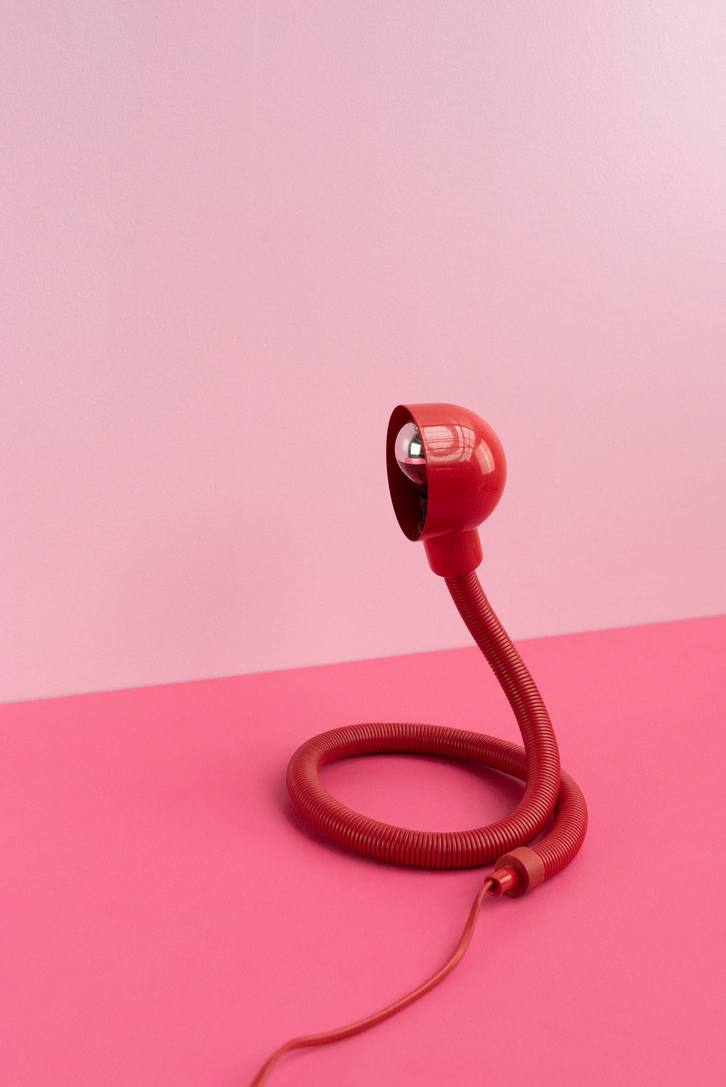 Vintage rode ‘cobra’ tafellamp door ‘Isao Hosoe’ voor ‘Valenti’