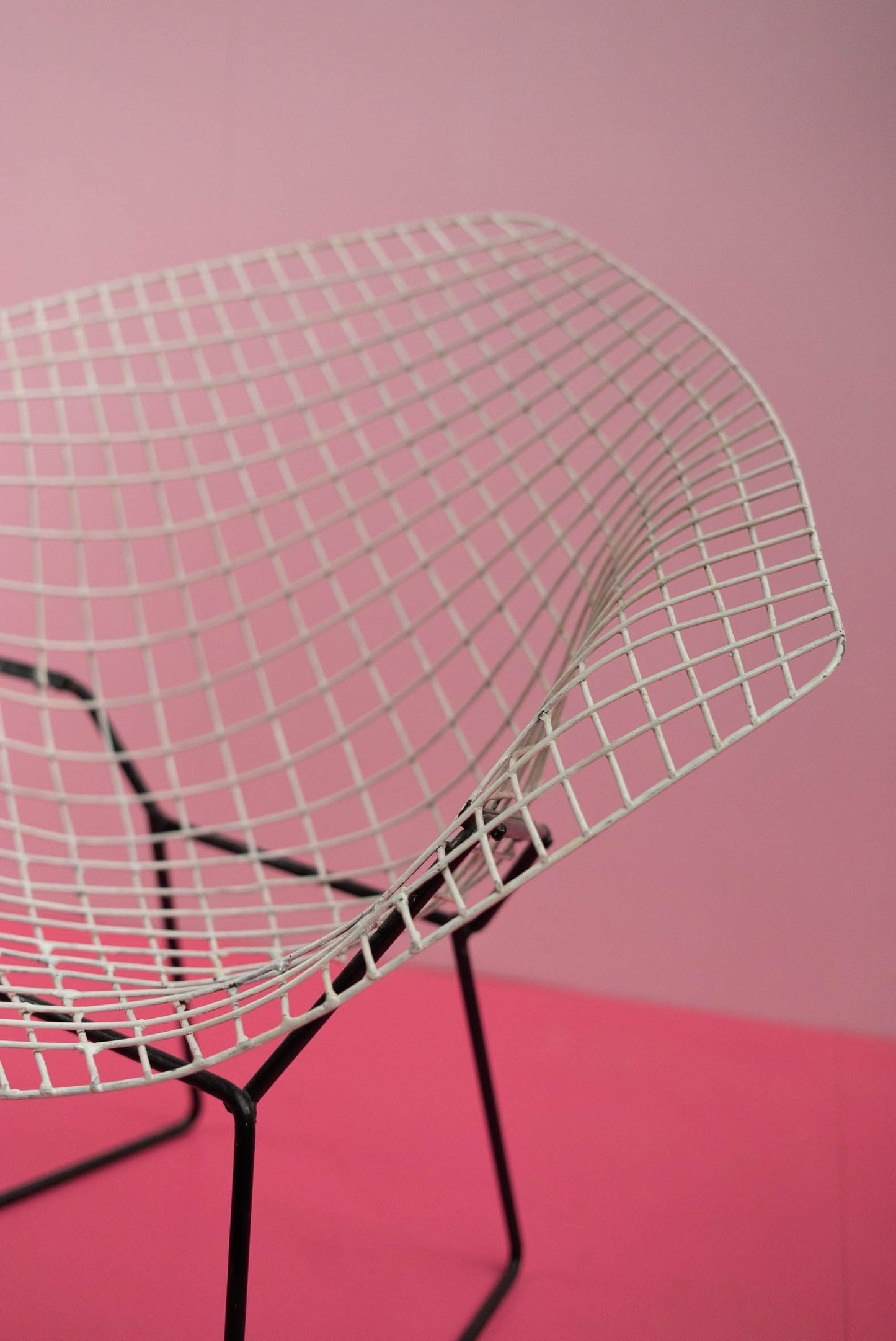‘Diamond Chair’ door Harry Bertoia voor Knoll en gemaakt door De Coene Frères S.A.