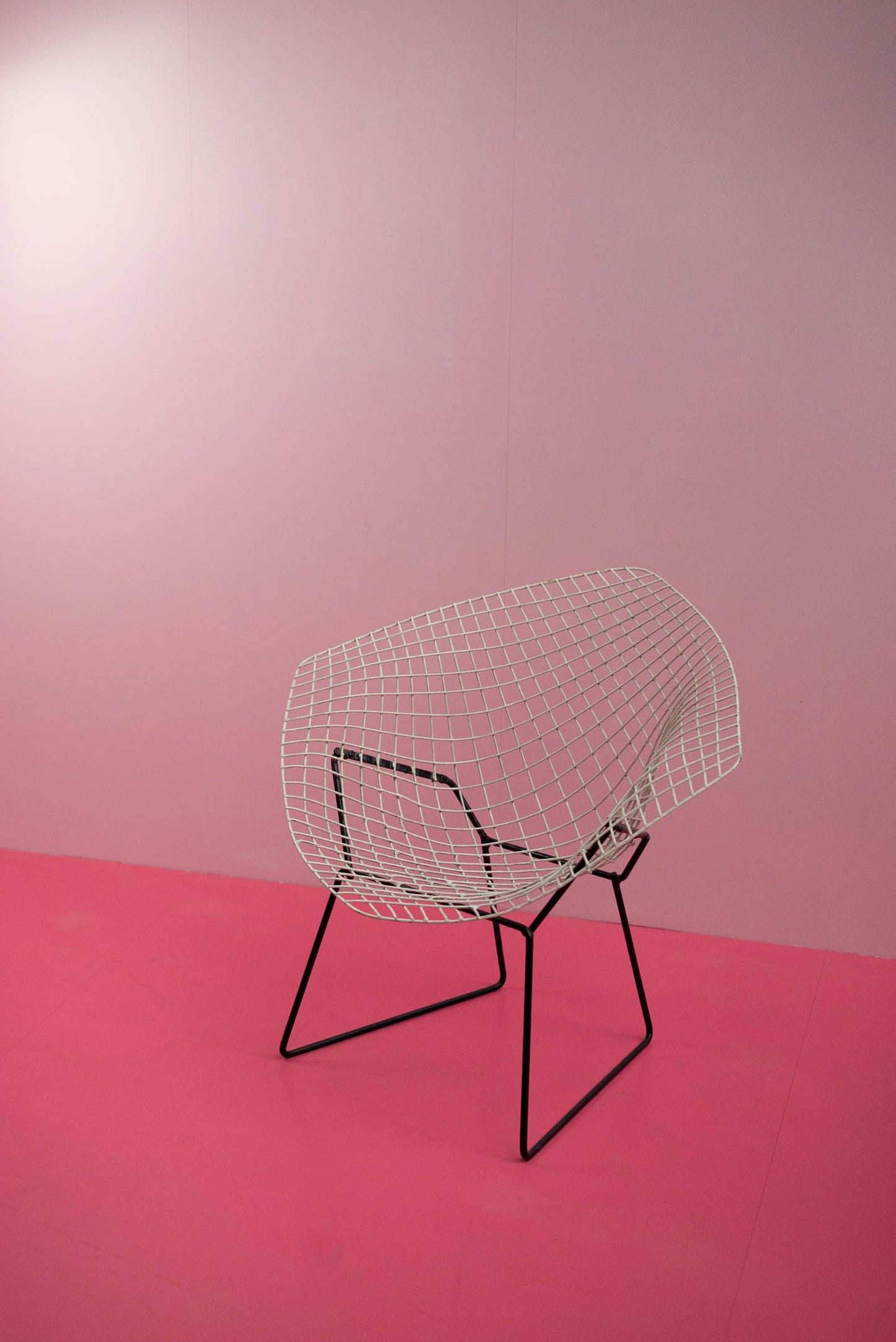 ‘Diamond Chair’ door Harry Bertoia voor Knoll en gemaakt door De Coene Frères S.A.