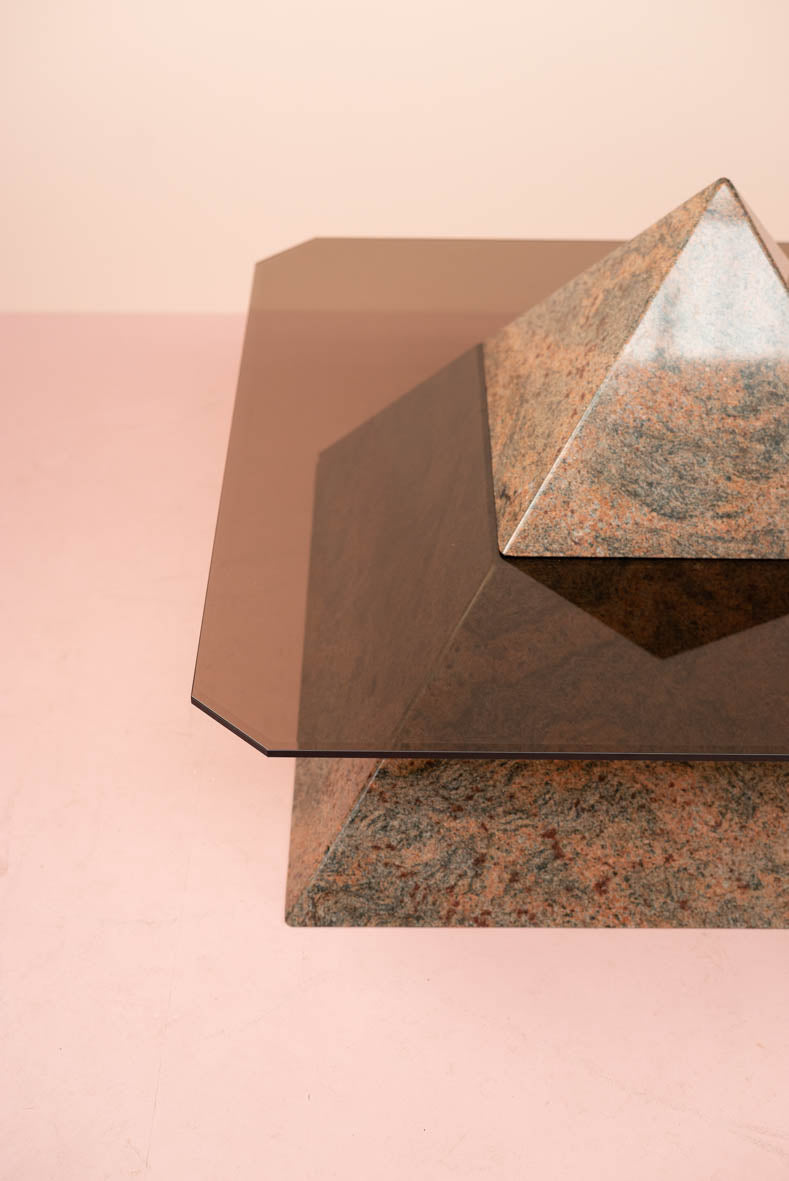 Vintage salontafel 'piramide' in graniet